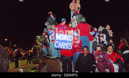 29 Oct 2008 - Philadelphie, Pennsylvanie, Etats-Unis - Les Philies a gagné le jeu 5 de la Série mondiale entre les Phillies et les les rayons. Phillies fans fous de joie à l'extérieur de la Citizens Bank Park de Philadelphie. Les Phillies ont remporté le jeu auparavant suspendu 5 de la série mondiale de baseball. Phillies de Philadelphie contre les rayons de Tampa. Le jeu a été suspendu avec le score à égalité 2-2 un Banque D'Images