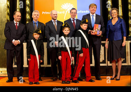 Amsterdam, Pays-Bas. 29 nov., 2013. Roi néerlandais Willem-Alexander (2e R) reçoit la 1ère copie de trois biographies de la Dutch King William I, II et III dans la Nieuwe Kerk à Amsterdam, Pays-Bas, 29 novembre 2013. Photo : Albert/RoyalPress Nieboer//dpa/Alamy Live News Banque D'Images