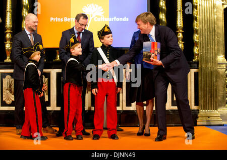 Amsterdam, Pays-Bas. 29 nov., 2013. Roi néerlandais Willem-Alexander (R) reçoit la 1ère copie de trois biographies de la Dutch King William I, II et III dans la Nieuwe Kerk à Amsterdam, Pays-Bas, 29 novembre 2013. Photo : Albert/RoyalPress Nieboer//dpa/Alamy Live News Banque D'Images