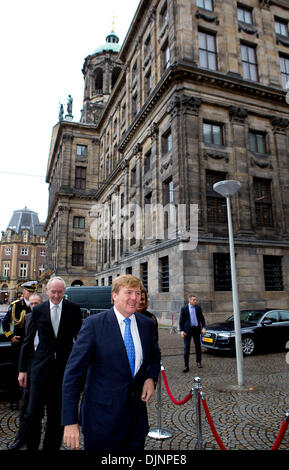 Amsterdam, Pays-Bas. 29 nov., 2013. Roi néerlandais Willem-Alexander (avant) arrive pour recevoir la 1ère copie de trois biographies de la Dutch King William I, II et III à la Nieuwe Kerk d'Amsterdam, Pays-Bas, 29 novembre 2013. Photo : Albert/RoyalPress Nieboer//dpa/Alamy Live News Banque D'Images