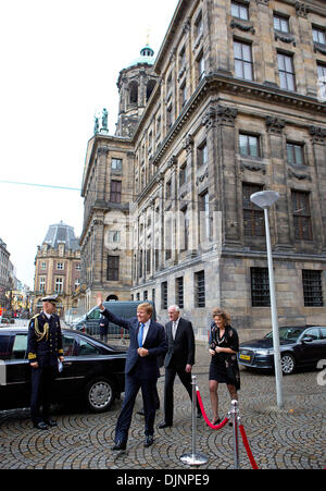 Amsterdam, Pays-Bas. 29 nov., 2013. Roi néerlandais Willem-Alexander (avant) arrive pour recevoir la 1ère copie de trois biographies de la Dutch King William I, II et III à la Nieuwe Kerk d'Amsterdam, Pays-Bas, 29 novembre 2013. Photo : Albert/RoyalPress Nieboer//dpa/Alamy Live News Banque D'Images