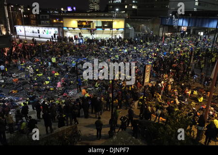 Londres, Royaume-Uni. 29 novembre 2013. Étape cyclistes une mortalité massive dans l'extérieur du siège de l'organisme Transport for London pour faire campagne pour une meilleure prestation de sécurité pour les cyclistes sur les routes de Londres. Megawhat Crédit : Rachel/Alamy Live News Banque D'Images