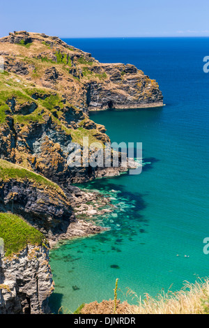 Vue sur Bossiney Haven sur la côte nord des Cornouailles, Angleterre, Royaume-Uni, Europe. Banque D'Images