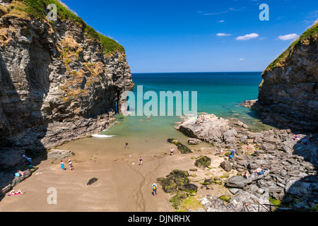 Vue sur Bossiney Haven sur la côte nord des Cornouailles, Angleterre, Royaume-Uni, Europe. Banque D'Images