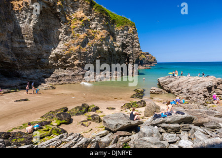 Vue sur Bossiney Haven sur la côte nord des Cornouailles, Angleterre, Royaume-Uni, Europe. Banque D'Images