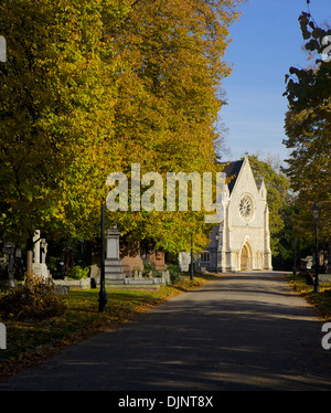 Chapelle sur une journée ensoleillée d'automne au cimetière de la ville de London, Londres, Royaume-Uni. Banque D'Images