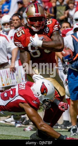 07 sept., 2008 - San Francisco, Californie, États-Unis - San Francisco 49ers vs Arizona Cardinals à Monster Park Dimanche, Septembre 07, 2008--San Francisco 49ers tight end Vernon Davis attrape pas et rendre l'utilisation des chantiers. (Crédit Image : © Al/ZUMApress.com) Golub Banque D'Images