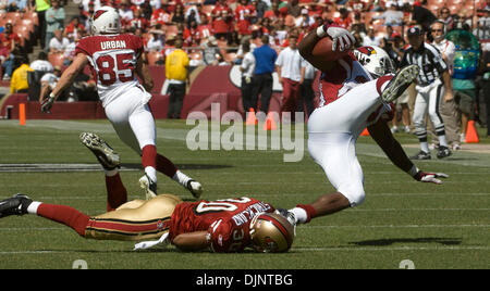 07 sept., 2008 - San Francisco, Californie, États-Unis - San Francisco 49ers vs Arizona Cardinals à Monster Park Dimanche, Septembre 07, 2008--San Francisco 49ers Donald Strickland évoluait Arizona Cardinals captures d'utiliser de nouveau Tim Hightower par la chaussure des chaînes. (Crédit Image : © Al/ZUMApress.com) Golub Banque D'Images