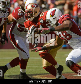 07 sept., 2008 - San Francisco, Californie, États-Unis - San Francisco 49ers vs Arizona Cardinals à Monster Park Dimanche, Septembre 07, 2008-- San Francisco 49ers Frank Gore running back passe devant Arizona Cardinals linebacker Karlos Dansby. (Crédit Image : © Al/ZUMApress.com) Golub Banque D'Images