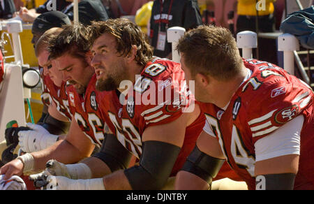 07 sept., 2008 - San Francisco, Californie, États-Unis - San Francisco 49ers vs Arizona Cardinals à Monster Park Dimanche, 07 Septembre, 2008. Flanqué par centre Eric Heitmann et offensive attaquer Joe Staley est San Francisco 49ers guard Adam Snyder. (Crédit Image : © Al/ZUMApress.com) Golub Banque D'Images