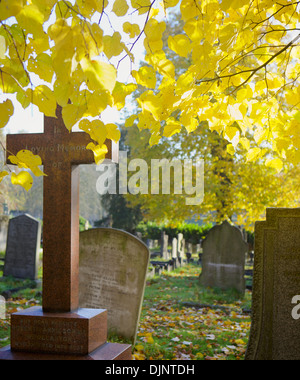 Pierres tombales sur la journée ensoleillée d'automne au cimetière de la ville de London, Londres, Royaume-Uni. Banque D'Images