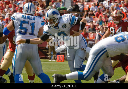 Sep 21, 2008 - San Francisco, Californie, États-Unis - San Francisco 49ers vs Detroit Lions à Monster Park Dimanche, 21 Septembre, 2008--Detroit Lions quarterback Jon Kitna fonctionne pour éviter la défense des 49ers. (Crédit Image : © Al/ZUMApress.com) Golub Banque D'Images