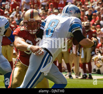 Sep 21, 2008 - San Francisco, Californie, États-Unis - San Francisco 49ers vs Detroit Lions à Monster Park Dimanche, 21 septembre 2008. San Francisco 49ers défensive fin Justin Smith sacs Detroit Lions quarterback Jon Kitna. (Crédit Image : © Al/ZUMApress.com) Golub Banque D'Images