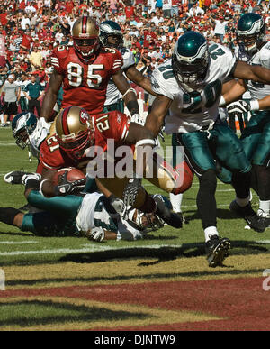 Oct 12, 2008 - San Francisco, Californie, États-Unis - San Francisco 49ers vs Philadelphia Eagles à Monster Park Dimanche 12 octobre 2008. San Francisco 49ers Frank Gore running back # 21 dernières plongées Philadelphia Eagles FS Brian Dawkins # 20 pour l'atterrissage (crédit Image : © Al/ZUMApress.com) Golub Banque D'Images