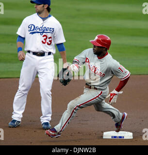 Oct 13, 2008 - Los Angeles, Californie, USA - Los Angeles Dodgers le deuxième but BLAKE DEWITT, à gauche, et l'Organisation des Phillies de Philadelphie Jimmy Rollins regardez la Jayson Werth est seul dans le champ gauche comme Rollins tours seconde base sur son chemin à la troisième en première manche au cours de CLN Jeu 4 au Dodger Stadium. (Crédit Image : © Dave Maialetti/Philadelphia DailyNews/ZUMA Press) Banque D'Images