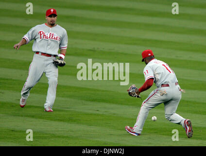 Oct 13, 2008 - Los Angeles, Californie, USA - Philadelphia Phillies champ centre SHANE VICTORINO, gauche, montres comme Jimmy Rollins shortstop misplays un ballon a touché à peu profondes sur le terrain du centre pour permettre à une seule pour les Dodgers de Los Angeles, Derek Lowe dans la deuxième manche au cours de CLN Jeu 4 au Dodger Stadium. (Crédit Image : © Dave Maialetti/Philadelphia DailyNews/ZUMA Press) Banque D'Images