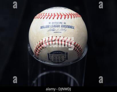 Oct 17, 2008 - Manhattan, New York, USA - la dernière balle home run au Yankee Stadium le 21 septembre 2008, disponible à la vente aux enchères. Aperçu de Guernesey est le Stade de Baseball : une remarquable, avec vente aux enchères objets reliés à l'Yankee Stadium et les nombreux joueurs légendaires et de grandes équipes qui ont joué là-bas, qui se tiendra le samedi 18 octobre au Madison Square Garden. (Crédit Image : Banque D'Images
