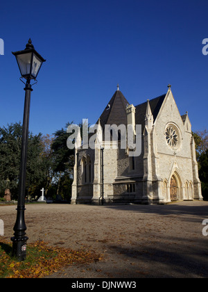 Chapelle sur une journée ensoleillée d'automne au cimetière de la ville de London, Londres, Royaume-Uni. Banque D'Images