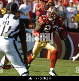 Oct 26, 2008 - San Francisco, Californie, États-Unis - San Francisco 49ers vs St Louis Rams à Candlestick Park Dimanche, 16 novembre 2008. San Francisco 49ers Walt Harris évoluait # 27 s'exécute avec le ballon après l'interception. (Crédit Image : © Al/ZUMApress.com) Golub Banque D'Images