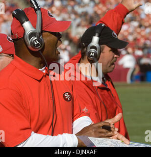 Oct 26, 2008 - San Francisco, Californie, États-Unis - San Francisco 49ers Seattle Seahawks vs à Monster Park Dimanche, 26 octobre 2008--l'entraîneur-chef Mike Singletary aboie avec instruction de coordonnateur offensif. (Crédit Image : © Al/ZUMApress.com) Golub Banque D'Images