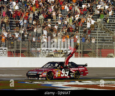 Oct 26, 2008 - Hampton, Georgia, USA - 2008 NASCAR - Carl Edwards pilote de la # 99 Office Depot Ford, fait un saut après avoir remporté le Pep Boys Auto 500 à Atlanta Motor Speedway le dimanche, 26 octobre 2008 à Hampton, en Géorgie (crédit Image : © Timothy L. Hale/ZUMA Press) Banque D'Images