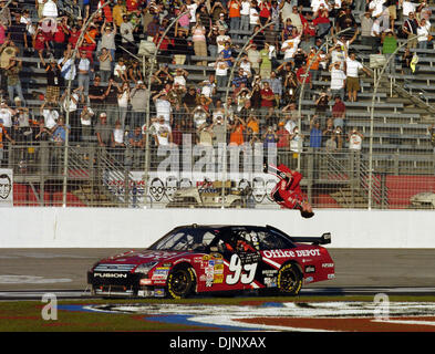 Oct 26, 2008 - Hampton, Georgia, USA - 2008 NASCAR - Carl Edwards pilote de la # 99 Office Depot Ford, fait un saut après avoir remporté le Pep Boys Auto 500 à Atlanta Motor Speedway le dimanche, 26 octobre 2008 à Hampton, en Géorgie (crédit Image : © Timothy L. Hale/ZUMA Press) Banque D'Images