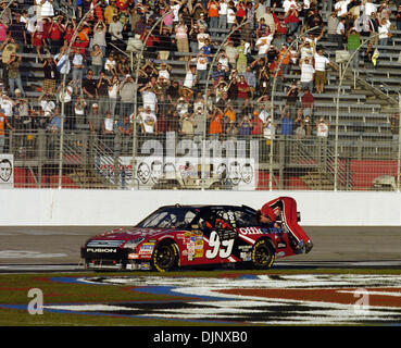 Oct 26, 2008 - Hampton, Georgia, USA - 2008 NASCAR - Carl Edwards pilote de la # 99 Office Depot Ford, fait un saut après avoir remporté le Pep Boys Auto 500 à Atlanta Motor Speedway le dimanche, 26 octobre 2008 à Hampton, en Géorgie (crédit Image : © Timothy L. Hale/ZUMA Press) Banque D'Images