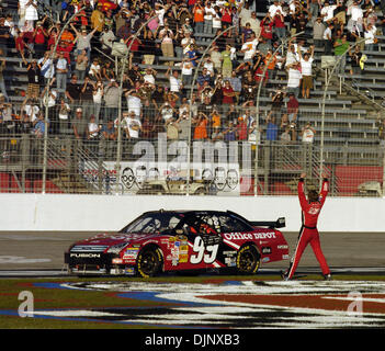 Oct 26, 2008 - Hampton, Georgia, USA - 2008 NASCAR - Carl Edwards pilote de la # 99 Office Depot Ford, fait un saut après avoir remporté le Pep Boys Auto 500 à Atlanta Motor Speedway le dimanche, 26 octobre 2008 à Hampton, en Géorgie (crédit Image : © Timothy L. Hale/ZUMA Press) Banque D'Images