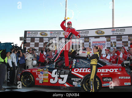 Oct 26, 2008 - Hampton, Georgia, USA - 2008 NASCAR - Carl Edwards pilote de la # 99 Office Depot Ford, célèbre après avoir remporté le Pep Boys Auto 500 à Atlanta Motor Speedway le dimanche, 26 octobre 2008 à Hampton, en Géorgie (crédit Image : © Timothy L. Hale/ZUMA Press) Banque D'Images