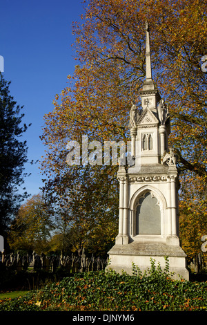 Pierre tombale du lord maire de Londres le jour d'automne ensoleillé à la ville de London Cemetery, Londres, Royaume-Uni. Banque D'Images