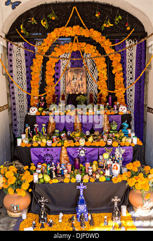 Un autel ou ofrendas créé pour célébrer le Jour de la fête des morts connus en espagnol comme día de muertos Novembre 1, 2013 à Oaxaca, au Mexique. Banque D'Images