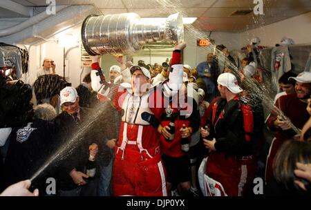 4 juin 2008 - Pittsburgh, Pennsylvania, USA - VALTERRI FILPPULA de Finlande, numéro 51, bénéficie d'un bain de champagne, chargé de la Coupe Stanley par les vestiaires. Après ses Red Wings de Detroit clinch une autre coupe Stanley en battant les Penguins de Pittsburgh au cours de six jeu de la finale de la Coupe Stanley au Mellon Arena, le 4 juin 2008. (Â© David Guralnick /le Detroit News/ZUMAPRESS.com) Banque D'Images