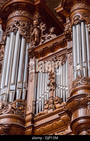 Orgue à tuyaux ornés, massive dans la Cathédrale de Berlin, ou Berliner Dom, construite en 1905 par le roi Frédéric-guillaume IV. Banque D'Images