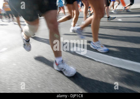 Nov 02, 2008 - Bronx, New York, USA - Plus de 38 000 coureurs participent au Marathon de New York en 2008, présentée par ING. L'arrondissement 5 mile 26,2 cours commence à la base du Verrazano Bridge à Staten Island. Coureurs traversent dans Brooklyn, couvrant environ 13 kilomètres avant de se diriger en reines sur un voyage court à Queensboro Bridge crossing over dans Manhattan à peu près au Banque D'Images