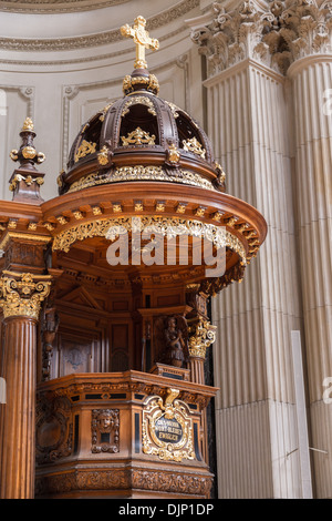 Bois ornés d'or et chaire de la cathédrale de Berlin, ou Berliner Dom, construite en 1905 par le roi Frédéric-guillaume IV. Banque D'Images