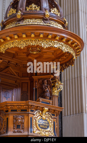 Bois ornés d'or et chaire de la cathédrale de Berlin, ou Berliner Dom, construite en 1905 par le roi Frédéric-guillaume IV. Banque D'Images