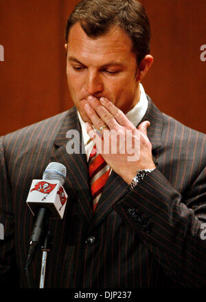 TP  297544  4 CASS Lynch (11/17/2008 TAMPA) John Lynch annonce sa retraite du football au cours d'une conférence de presse à l'un Bucs lieu lundi (11/17/08). NFL football - John Lynch prend sa retraite. (Crédit Image : © St. Petersburg Times/ZUMA Press) Banque D'Images