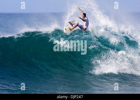 Nov 20, 2008 - Haleiwa, Hawaii, USA - ROY POWERS (Maui, Hawaii) a remporté sa série de 64 à la chaleur le Reef Hawaiian Pro à Haleiwa Bede Durbidge vaincre aujourd'hui (Aus), Luke Munro (Aus) et Peter Mel (USA). Pouvoirs cueillis le meilleur de l'ensemble des vagues, équitation à seulement trois pour marquer une paire de scores impressionnants 7,60 (deux sur dix) d'avancer dans le prochain cycle. (Crédit Image : © Kirs Banque D'Images