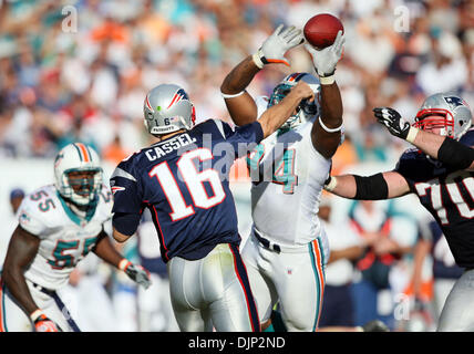 112308 dauphins spt--ÃŠ0058902A--Photo personnel par Allen Eyestone/Le Palm Beach Post...Miami Gardens, FL..stade Dolphin..New England Patriots à Miami Dolphins NFL football...Patriots Quarterback Matt Cassel passe au-dessus de l'approché mains de dolphin Randy Starks. (Crédit Image : © Le Palm Beach Post/ZUMA Press) Banque D'Images