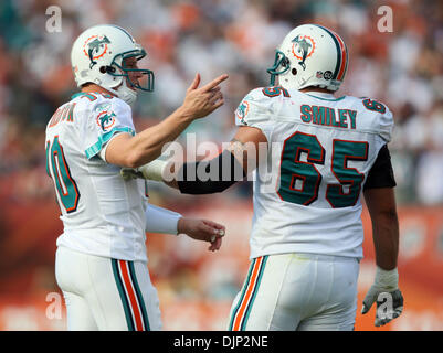 112308 dauphins spt--ÃŠ0058902A--Photo personnel par Allen Eyestone/Le Palm Beach Post...Miami Gardens, FL..stade Dolphin..New England Patriots à Miami Dolphins NFL football...Dolphin quarterback Chad Pennington et poseur # 65 Justin Smiley. (Crédit Image : © Le Palm Beach Post/ZUMA Press) Banque D'Images