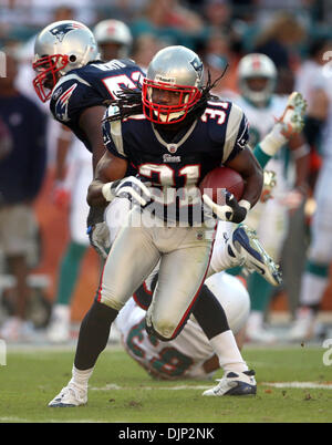 112308 dauphins spt--ÃŠ0058902A--Photo personnel par Allen Eyestone/Le Palm Beach Post...Miami Gardens, FL..stade Dolphin..New England Patriots à Miami Dolphins NFL football..Brandon Meriweather patriotes # 31 intercepte une passe destinée à Dolphin Greg Camarillo. (Crédit Image : © Le Palm Beach Post/ZUMA Press) Banque D'Images