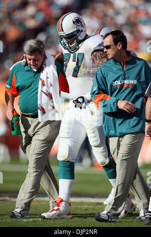 112308 dauphins spt--ÃŠ0058902A--Photo personnel par Allen Eyestone/Le Palm Beach Post...Miami Gardens, FL..stade Dolphin..New England Patriots à Miami Dolphins NFL football...Jake longtemps Dauphin quitte le champ après avoir blessé une cheville dans le troisième trimestre. (Crédit Image : © Le Palm Beach Post/ZUMA Press) Banque D'Images