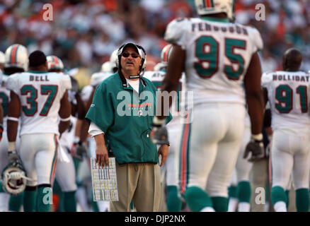 112308 dauphins spt--ÃŠ0058902A--Photo personnel par Allen Eyestone/Le Palm Beach Post...Miami Gardens, FL..stade Dolphin..New England Patriots à Miami Dolphins NFL football...l'entraîneur-chef Tony Sparano Dolphin watches le replay Patriot Randy Moss attraper sa troisième passe de touché. (Crédit Image : © Le Palm Beach Post/ZUMA Press) Banque D'Images