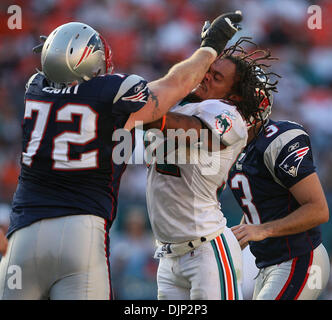 112308 dauphins spt--ÃŠ0058902A--Photo personnel par Allen Eyestone/Le Palm Beach Post...Miami Gardens, FL..stade Dolphin..New England Patriots à Miami Dolphins NFL football...Patriots # 72 Matt Light et Dolphin Channing Crowder entrer dans un combat au quatrième trimestre. Les deux ont été éjecté de la partie. (Crédit Image : © Le Palm Beach Post/ZUMA Press) Banque D'Images