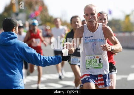 Nov 02, 2008 - Bronx, New York, USA - Plus de 38 000 coureurs participent au Marathon de New York en 2008, présentée par ING. L'arrondissement 5 mile 26,2 cours commence à la base du Verrazano Bridge à Staten Island. Coureurs traversent dans Brooklyn, couvrant environ 13 kilomètres avant de se diriger en reines sur un voyage court à Queensboro Bridge crossing over dans Manhattan à peu près au Banque D'Images