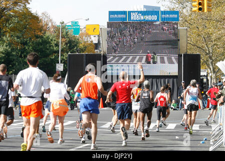 Nov 02, 2008 - Bronx, New York, USA - Plus de 38 000 coureurs participent au Marathon de New York en 2008, présentée par ING. L'arrondissement 5 mile 26,2 cours commence à la base du Verrazano Bridge à Staten Island. Coureurs traversent dans Brooklyn, couvrant environ 13 kilomètres avant de se diriger en reines sur un voyage court à Queensboro Bridge crossing over dans Manhattan à peu près au Banque D'Images