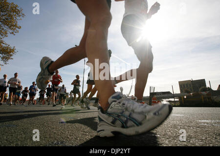 Nov 02, 2008 - Bronx, New York, USA - Plus de 38 000 coureurs participent au Marathon de New York en 2008, présentée par ING. L'arrondissement 5 mile 26,2 cours commence à la base du Verrazano Bridge à Staten Island. Coureurs traversent dans Brooklyn, couvrant environ 13 kilomètres avant de se diriger en reines sur un voyage court à Queensboro Bridge crossing over dans Manhattan à peu près au Banque D'Images