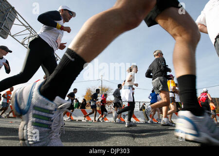 Nov 02, 2008 - Bronx, New York, USA - Plus de 38 000 coureurs participent au Marathon de New York en 2008, présentée par ING. L'arrondissement 5 mile 26,2 cours commence à la base du Verrazano Bridge à Staten Island. Coureurs traversent dans Brooklyn, couvrant environ 13 kilomètres avant de se diriger en reines sur un voyage court à Queensboro Bridge crossing over dans Manhattan à peu près au Banque D'Images