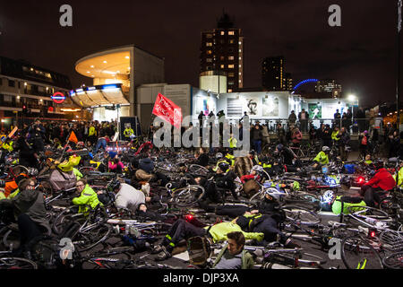 Londres, Royaume-Uni. 29 novembre 2013 manifestants à l'aide d'une matrice. en dehors de l'organisme Transport for London, 29 novembre 2013 Crédit : Zefrog/Alamy Live News Banque D'Images