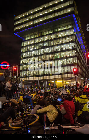 Londres, Royaume-Uni. 29 novembre 2013. die-in en face du bâtiment, Transport for London 29 novembre 2013 Crédit : Zefrog/Alamy Live News Banque D'Images